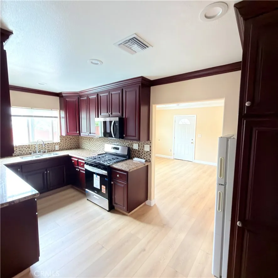 8018 Radford Avenue, Los Angeles, CA 91605 - Photo 4 of 13, Los Angeles, CA