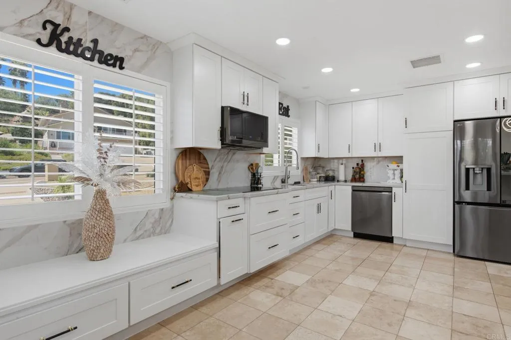https://cdn.realtyfeed.com/cdn/127/306765247/eac080f37c2f6d4f3c3c7dbfe85dacc2.webp