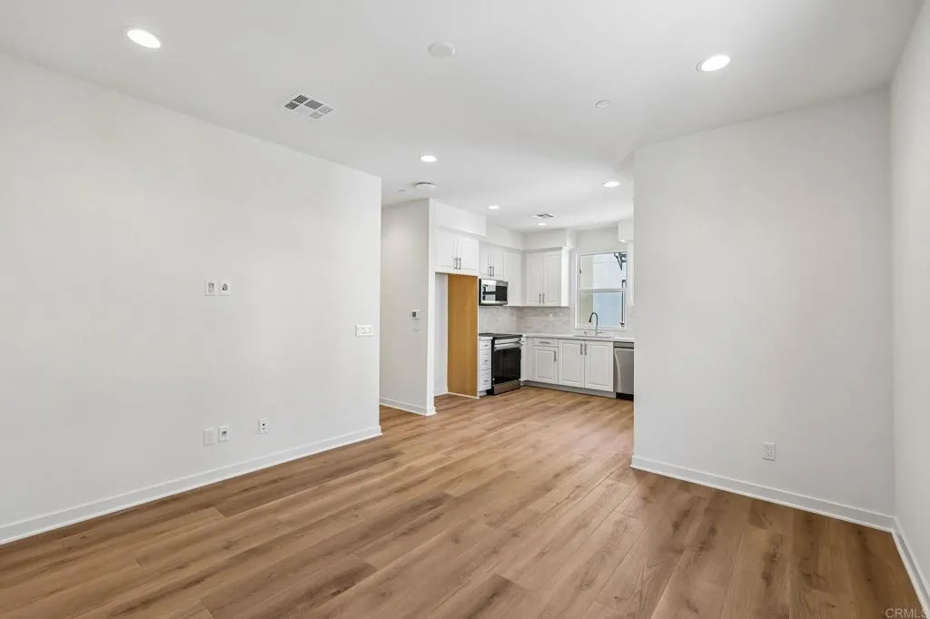 https://cdn.realtyfeed.com/cdn/127/306765708/b57143f31e3b40bbcb9e880beb2f3545.webp