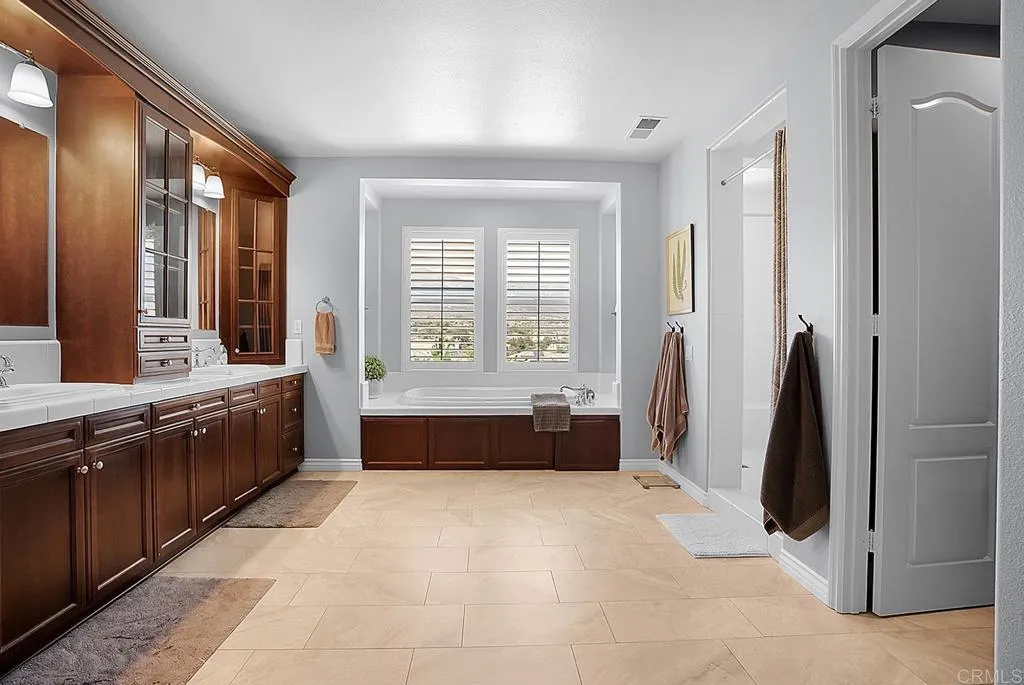 https://cdn.realtyfeed.com/cdn/127/306765712/632db7d5871fe76eda167d12ce0f7e12.webp