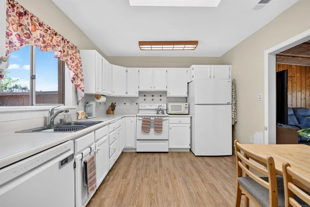 https://cdn.realtyfeed.com/cdn/127/306765883/1ccdf1e53011efa3f263b7f7edf1c052.webp