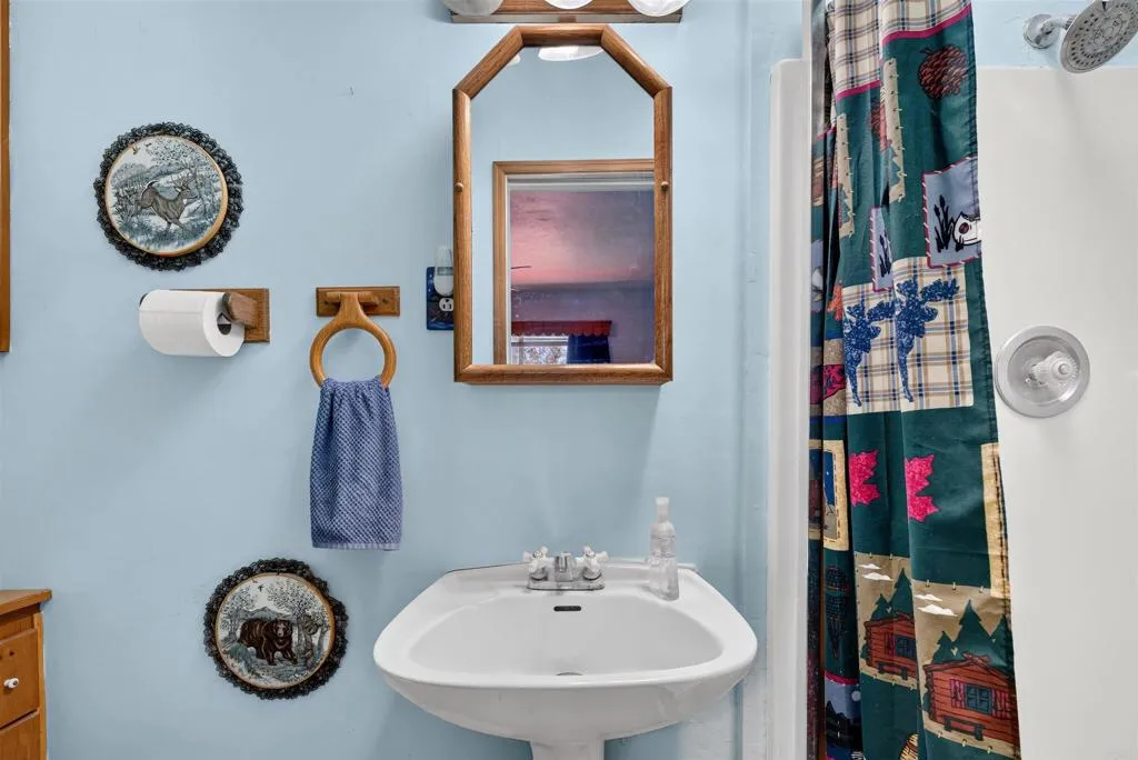 https://cdn.realtyfeed.com/cdn/127/306765883/21c1b8c350e0d0f269022c3d2cbfd439.webp