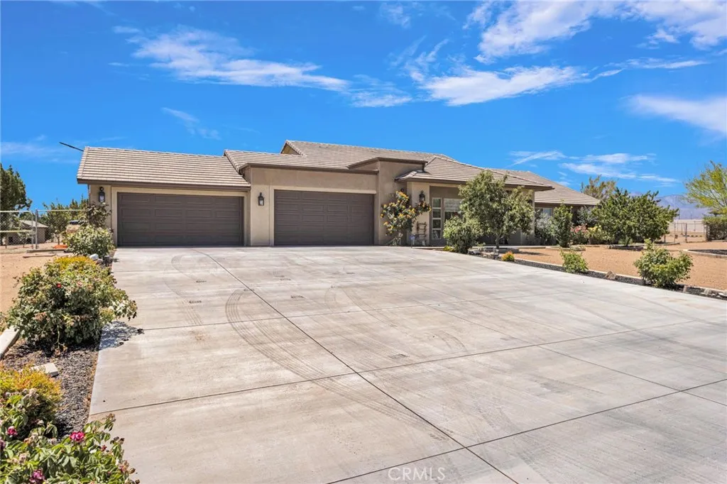 9879 Silver Palm Drive, Oak Hills, CA 92344 - Photo 5 of 64, Oak Hills, CA