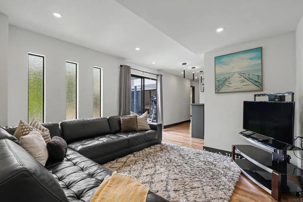 https://cdn.realtyfeed.com/cdn/127/306766392/81cefaa5b84d7b2a104d87a6755406fe.webp