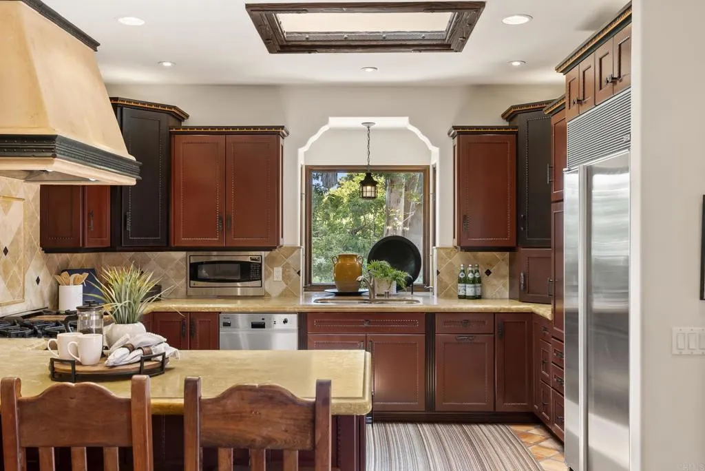 https://cdn.realtyfeed.com/cdn/127/306766465/3cfaa7bf4f114c5db103401f824b9f50.webp