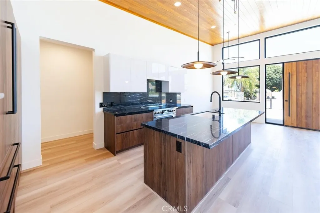 https://cdn.realtyfeed.com/cdn/127/306766593/8baa64a29bdb34e47cc237dba935739e.webp