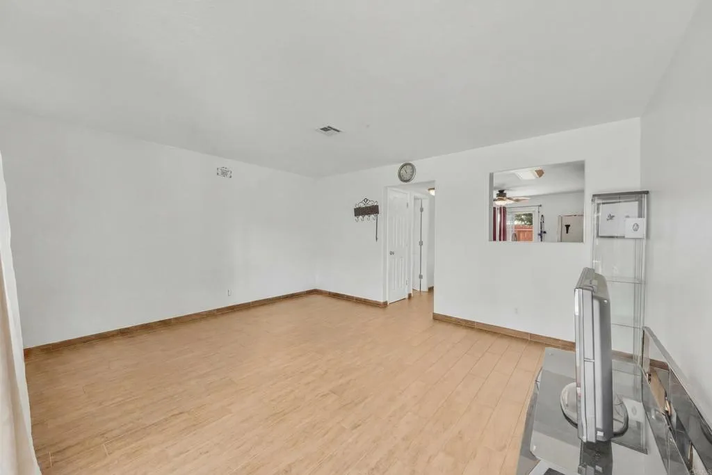 https://cdn.realtyfeed.com/cdn/127/306766603/b2096f1154b758bdc69dd88712dd0bc0.webp