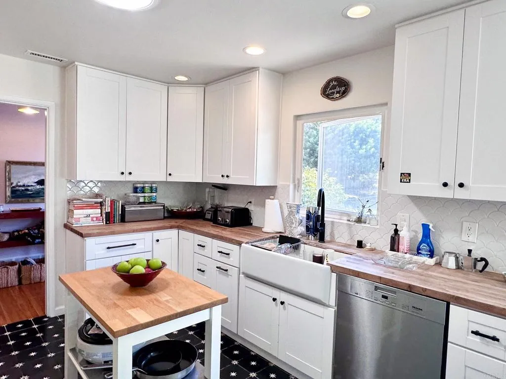 https://cdn.realtyfeed.com/cdn/127/306767465/8d4abce7bb314b44260da9396c8c23c5.webp