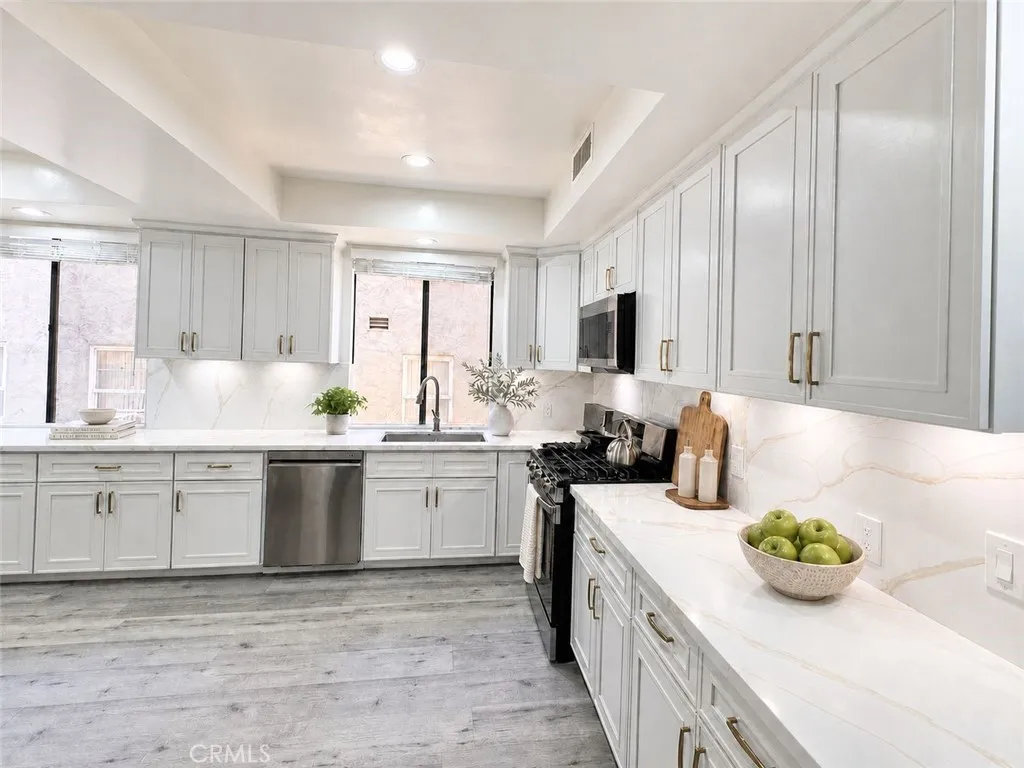235 S Tower Unit 108, Beverly Hills, CA 90211 - Photo 4 of 18, Beverly Hills, CA