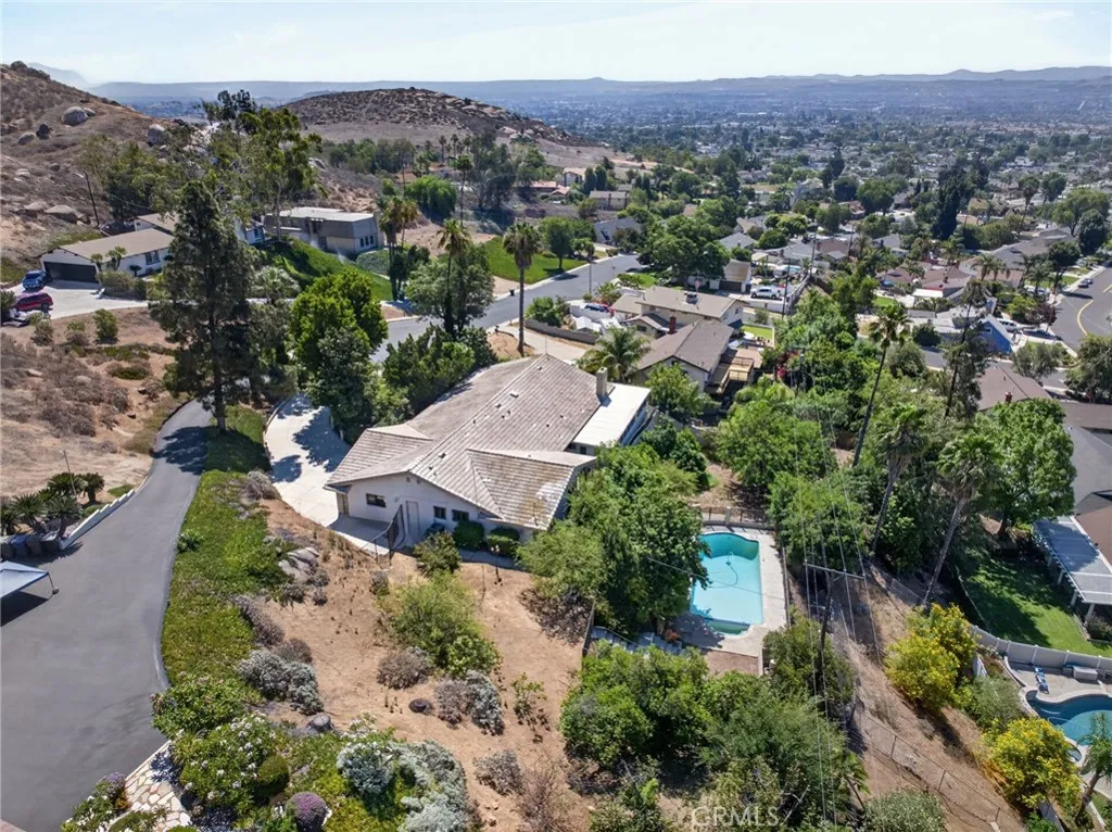 $750,000+