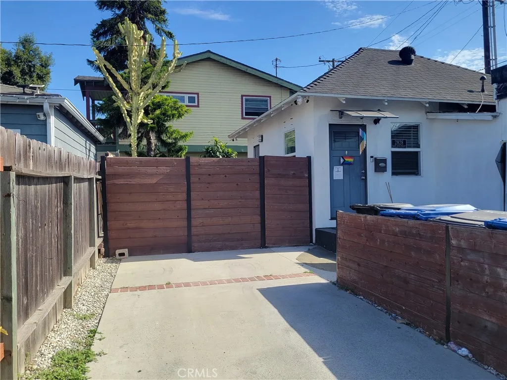 2828 E 10th
