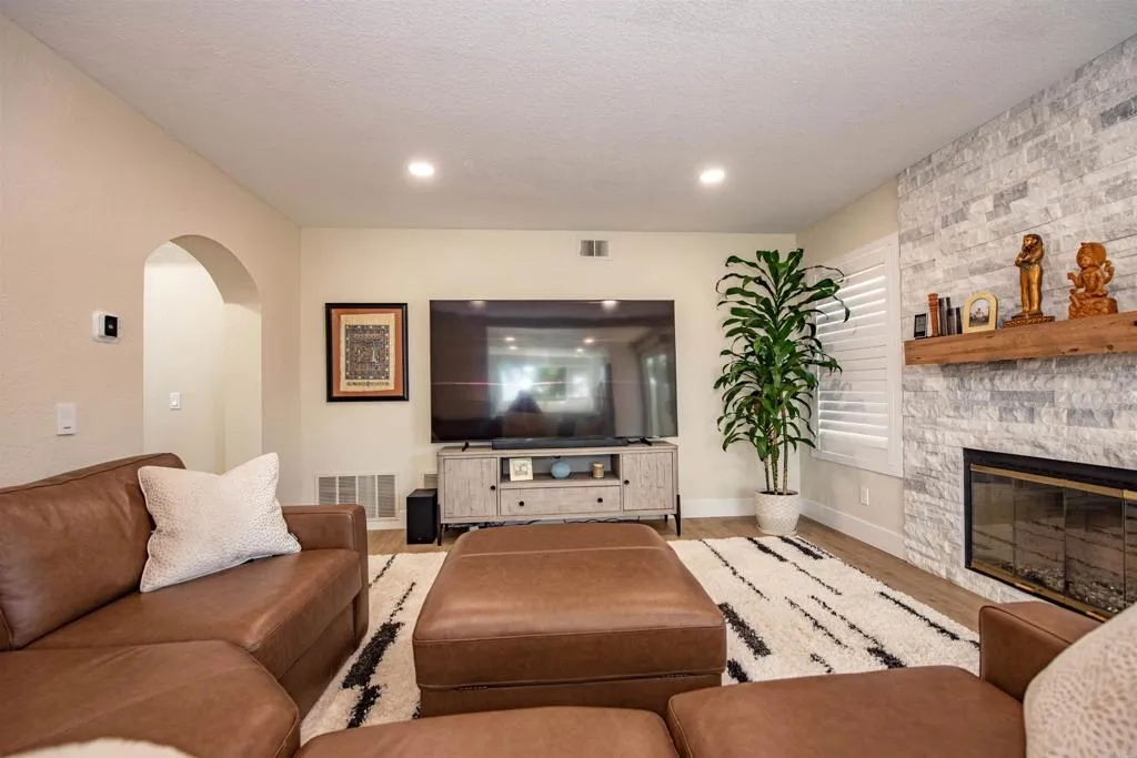 https://cdn.realtyfeed.com/cdn/127/306768617/1c2fb720615cb7d5684d98eee3976924.webp