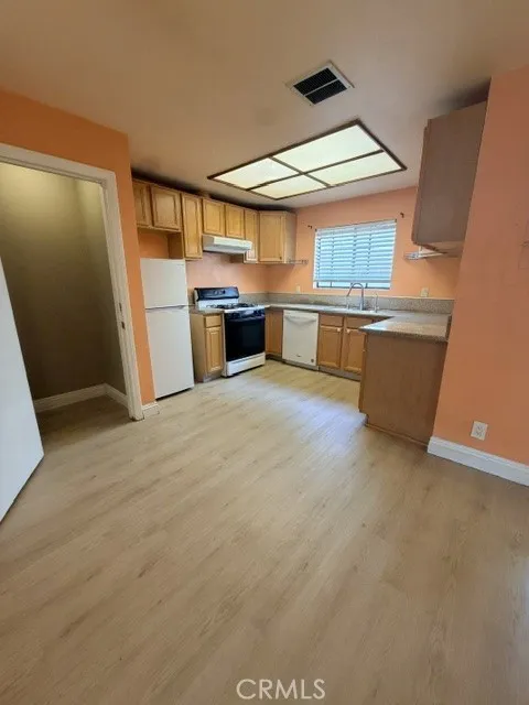 14239 Sherman Way Unit 10, Van Nuys, CA 91405 - Photo 4 of 10, Van Nuys, CA