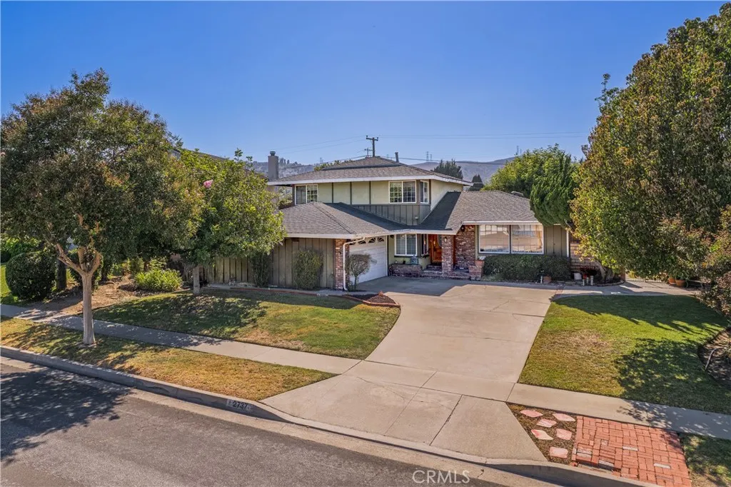 2737 Fragancia Avenue