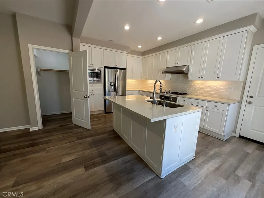 180 Outwest, Irvine, CA 92618 - Photo 3 of 33, Irvine, CA