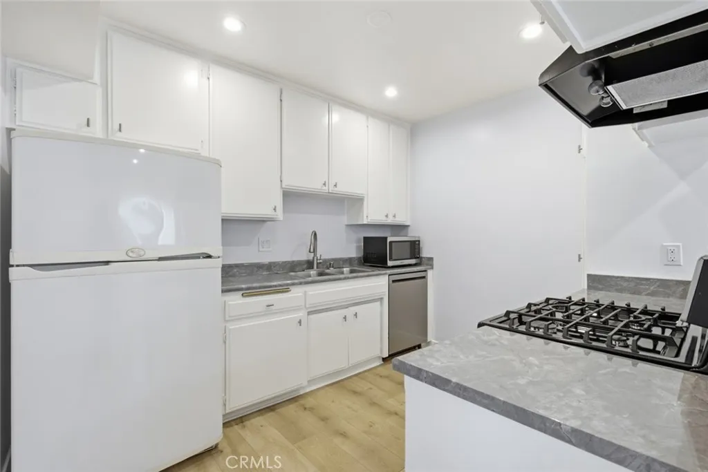 6245 Woodman Avenue Unit 209, Valley Glen, CA 91401 - Photo 4 of 30, Valley Glen, CA