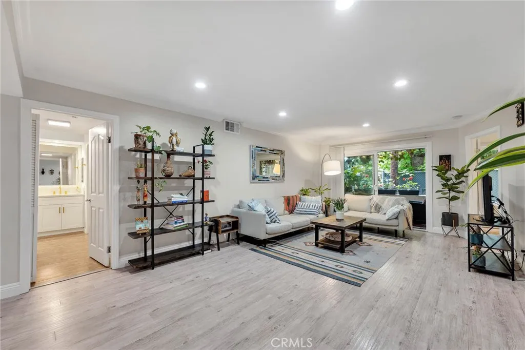 5009 Woodman Avenue Unit 108, Sherman Oaks, CA 91423 - Photo 3 of 23, Sherman Oaks, CA