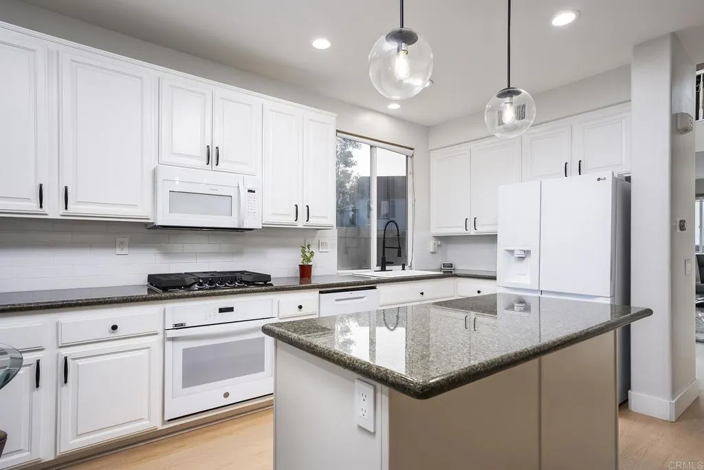 https://cdn.realtyfeed.com/cdn/127/306769593/198ba320eae1792ad80f08b562566fa3.webp