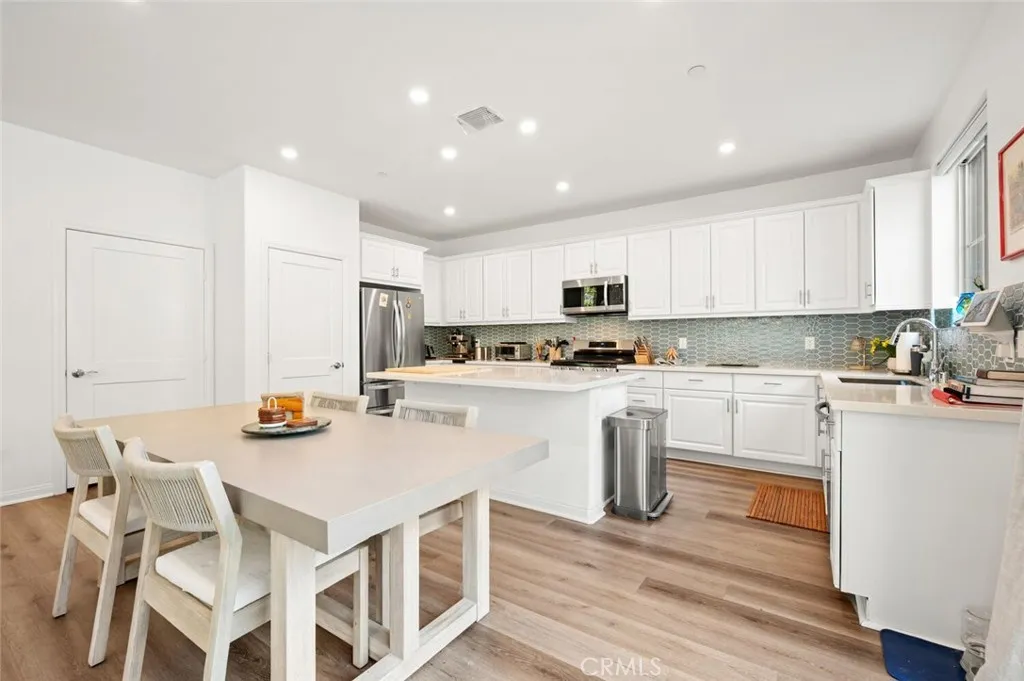 https://cdn.realtyfeed.com/cdn/127/306770038/48d689addb18bfeb975da22d3724397a.webp
