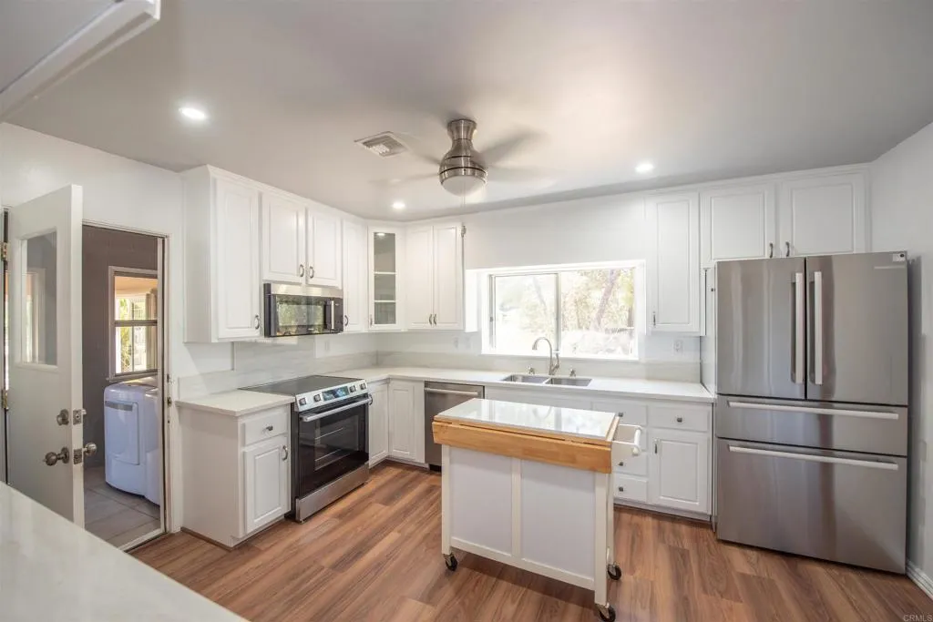 https://cdn.realtyfeed.com/cdn/127/306770123/827debd72e79dc1cf0b1f0fab603804c.webp