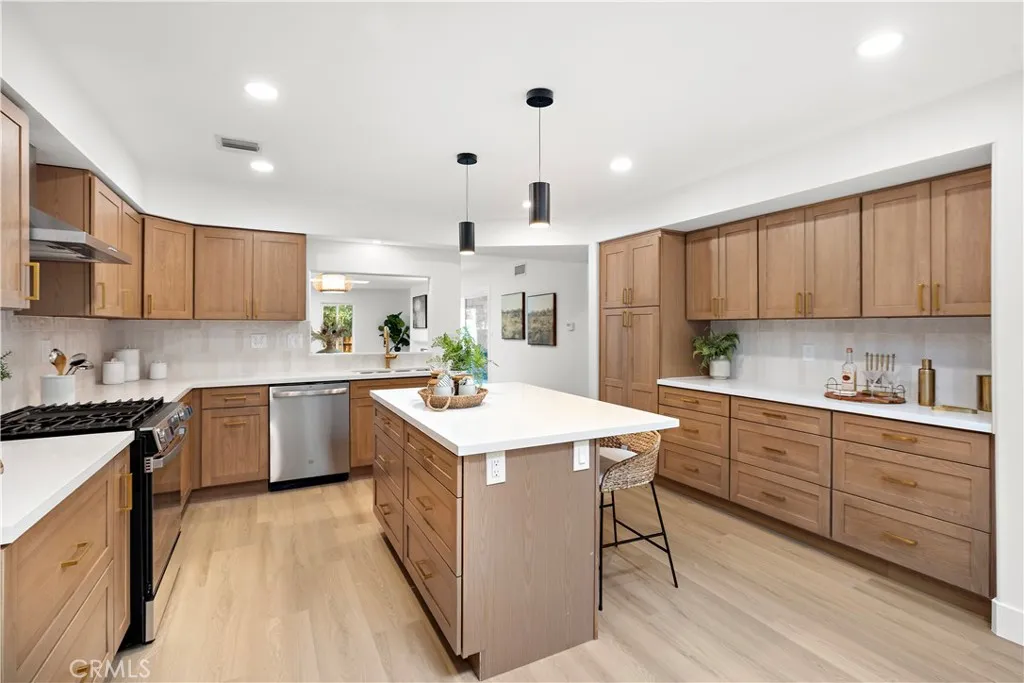 Woodland Hills, CA 91367