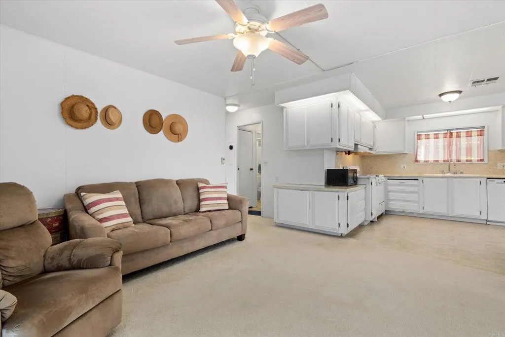 https://cdn.realtyfeed.com/cdn/127/306770622/1afbf6b3bcea5f23e1b5fc30ed21a3c5.webp