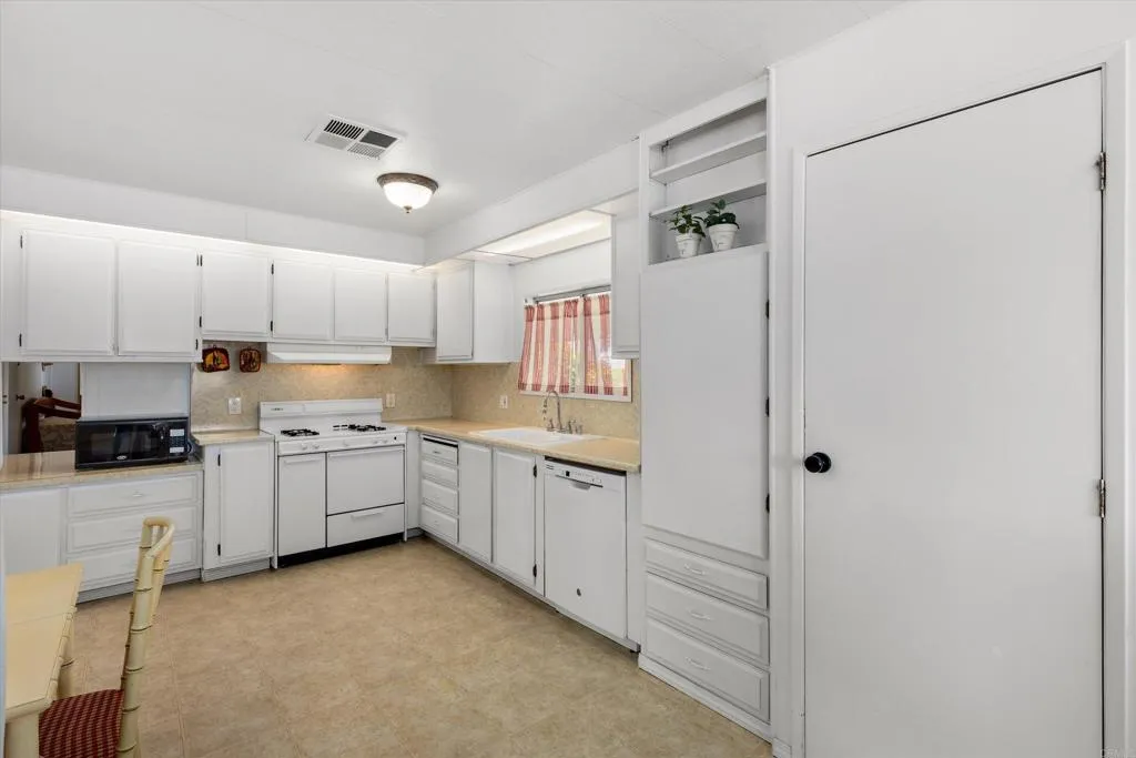 https://cdn.realtyfeed.com/cdn/127/306770622/bb525f0630cadff98f157a54b6da2555.webp
