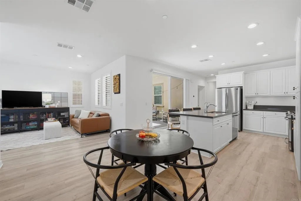 https://cdn.realtyfeed.com/cdn/127/306770667/e7489bc55e86247c15a2e06b09b39747.webp