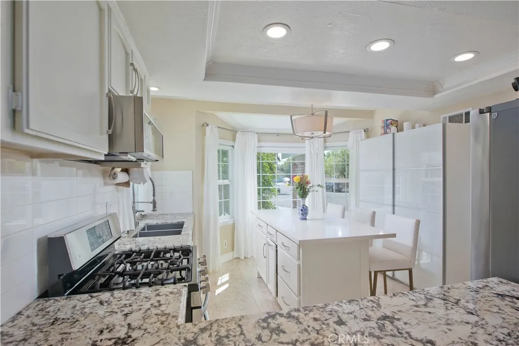 10057 Hillview, Chatsworth, CA 91311 - Photo 5 of 33, Chatsworth, CA