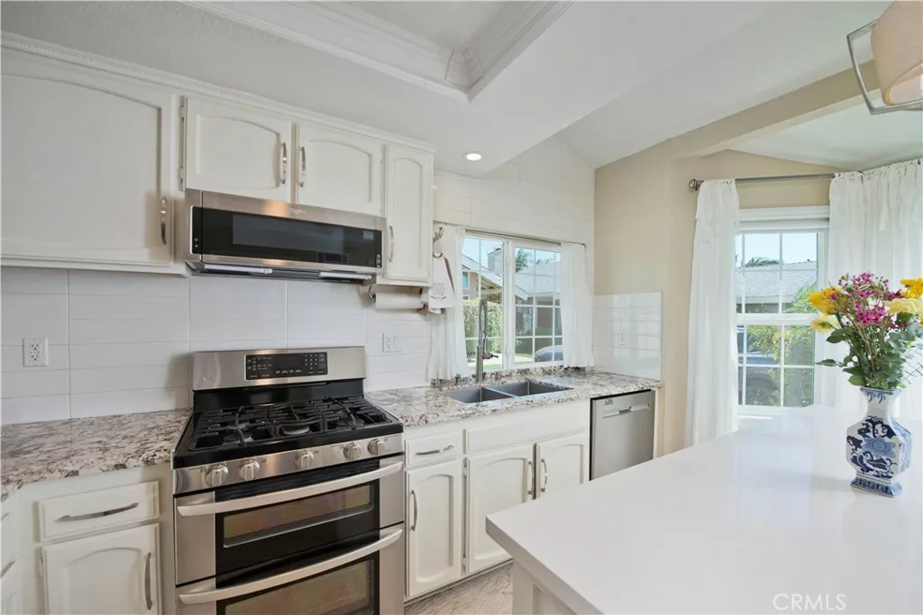 10057 Hillview, Chatsworth, CA 91311 - Photo 4 of 33, Chatsworth, CA