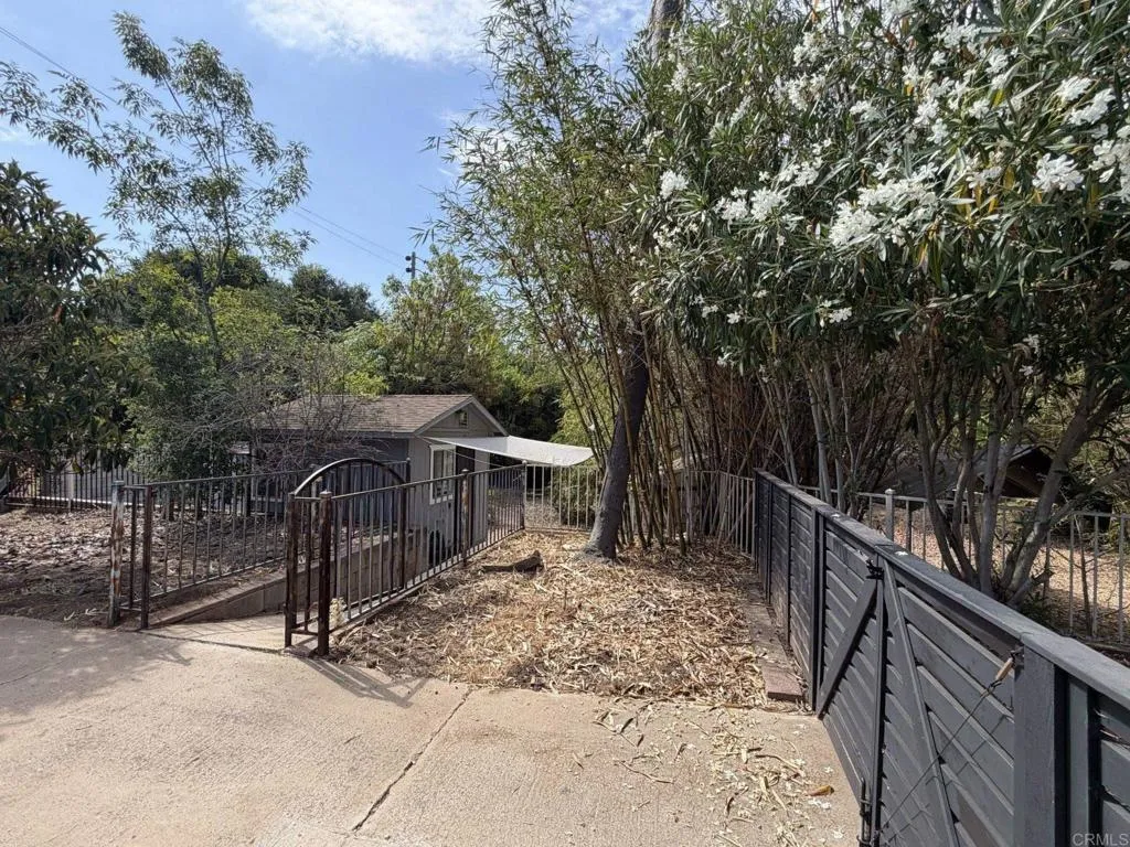 https://cdn.realtyfeed.com/cdn/127/306770915/8ccbcb2c7a7e36e7fdb62c5838d6d41e.webp