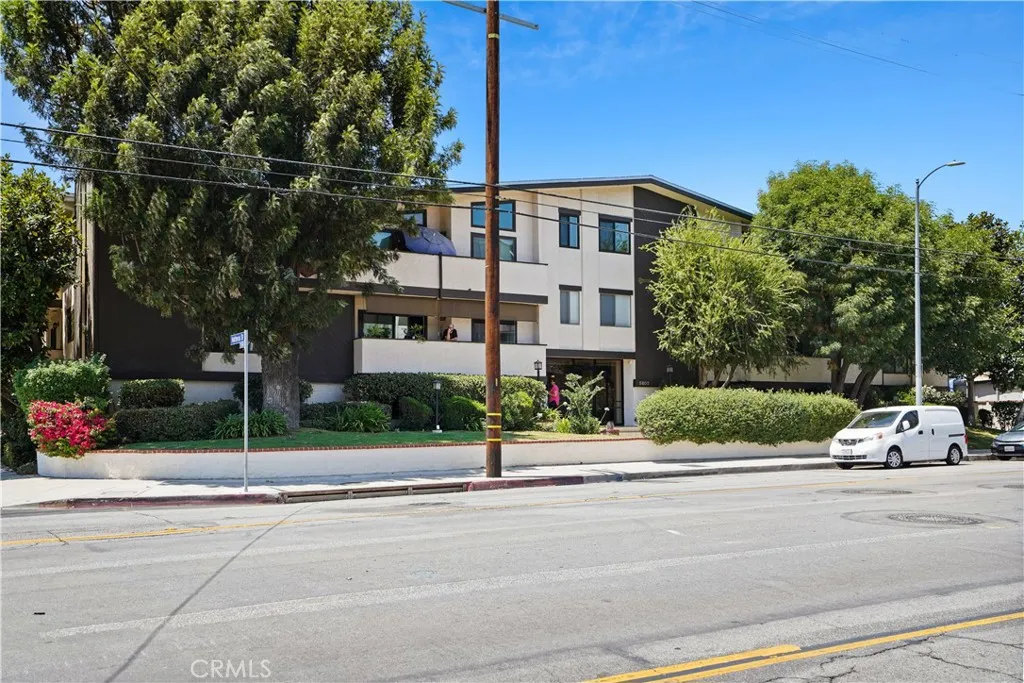 5805 Whitsett Avenue Unit 211, Valley Village, CA 91607 - Photo 2 of 19, Valley Village, CA