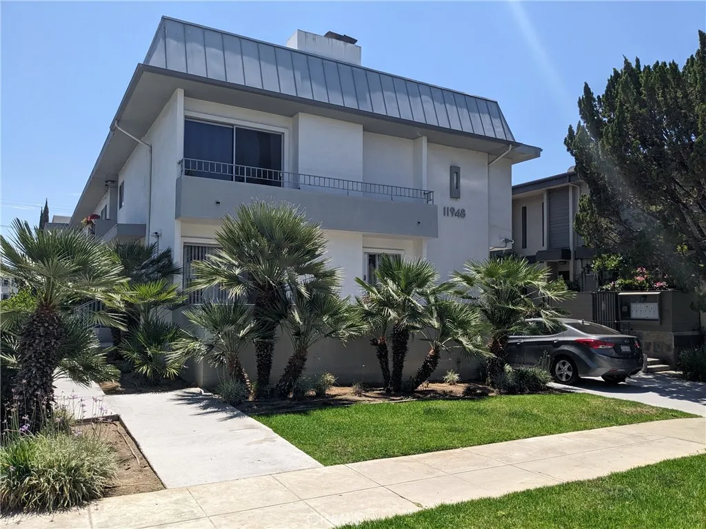 Los Angeles, CA 90049