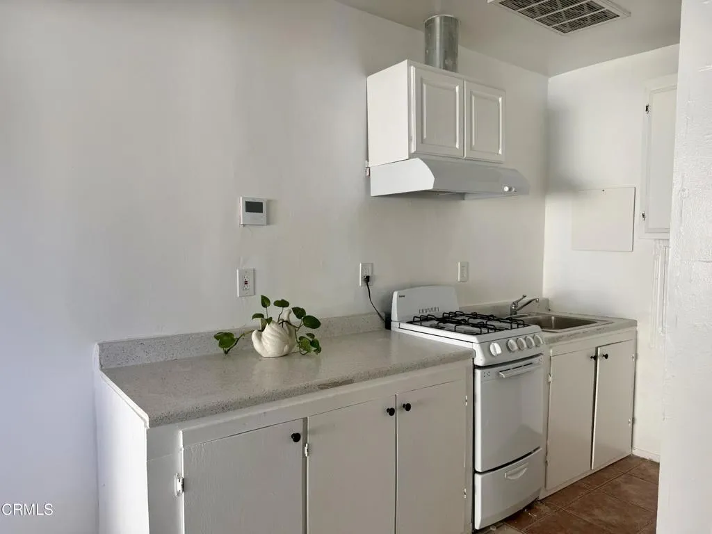 15744 W Saticoy Street, Los Angeles, CA 91406 - Photo 3 of 6, Los Angeles, CA