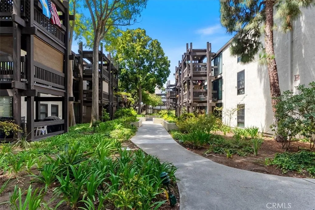 7777 W 91st E1146