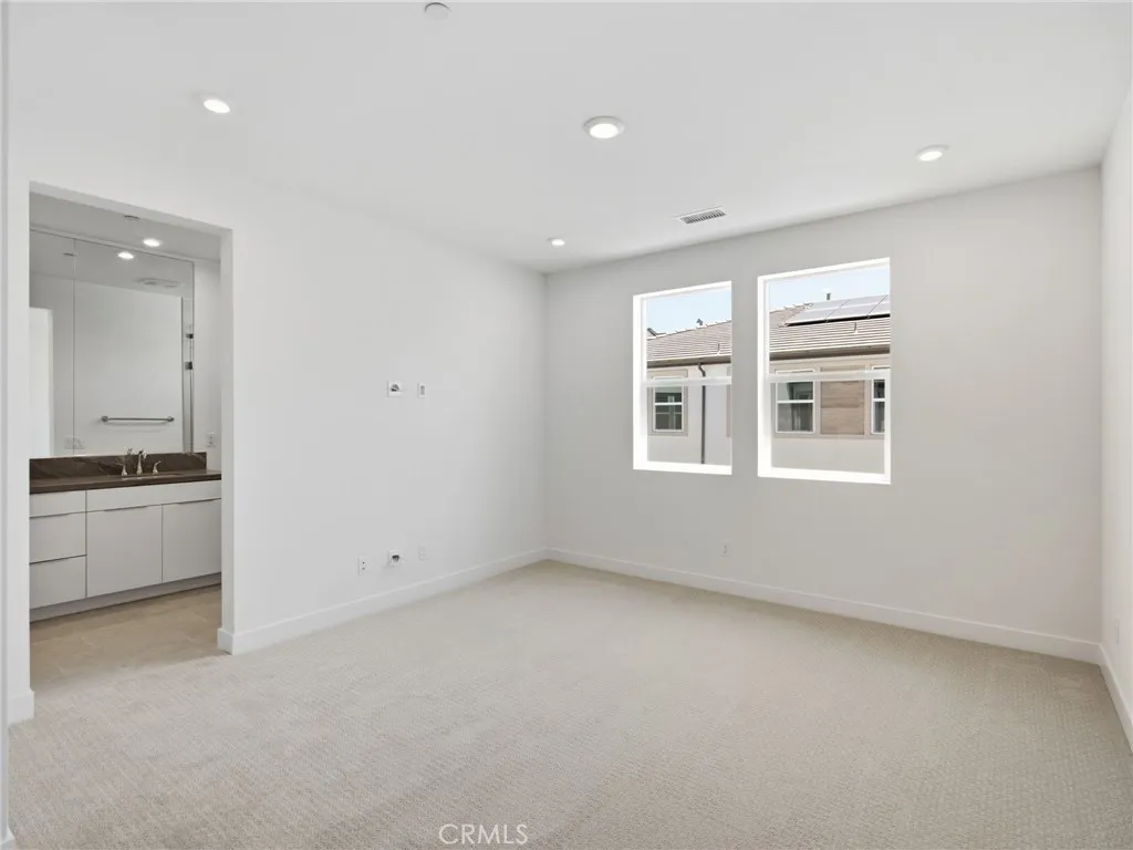 https://cdn.realtyfeed.com/cdn/127/306772391/5a3f55c0ce93263525f4ed978df46c77.webp