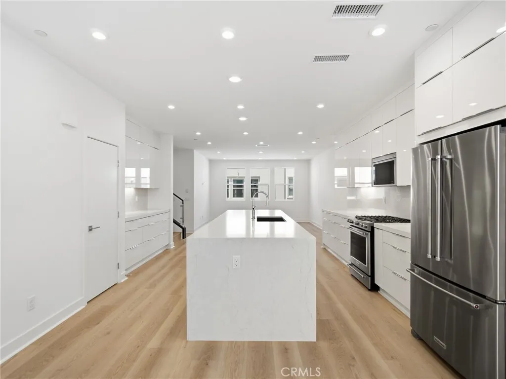 https://cdn.realtyfeed.com/cdn/127/306772391/6d1677dda72ec9846f02f410ac54efd8.webp