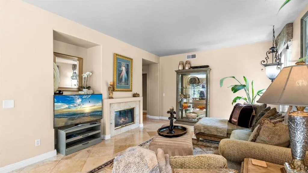 https://cdn.realtyfeed.com/cdn/127/306772652/445c95afaf1b271e7d6453f56aad6596.webp