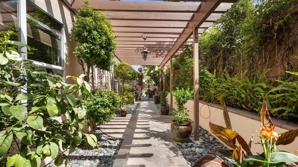 https://cdn.realtyfeed.com/cdn/127/306772652/49a68a918aeb0a0d02d0e4be49637301.webp