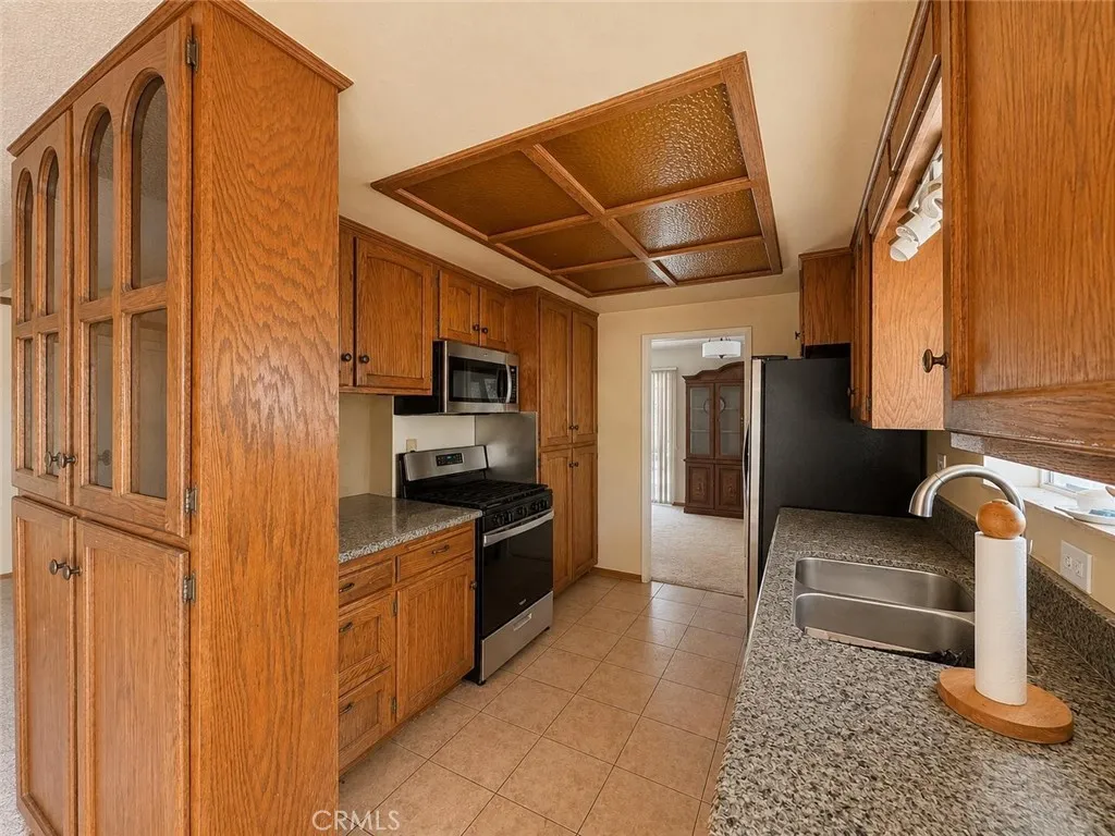 25825 Holly Vista Boulevard, San Bernardino, CA 92404 - Photo 4 of 25, San Bernardino, CA