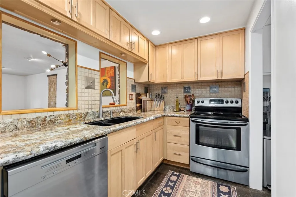 23821 Hillhurst Dr Unit 4