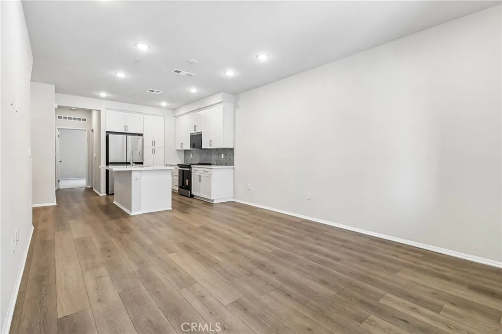 https://cdn.realtyfeed.com/cdn/127/306773597/a397aff0ed7fbb8ece6d3239be618bc8.webp