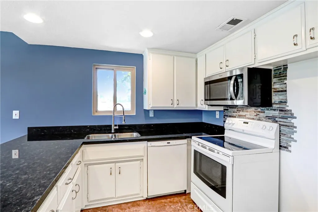 24311 Canyon Lake Drive North Unit 24, Canyon Lake, CA 92587 - Photo 5 of 11, Canyon Lake, CA