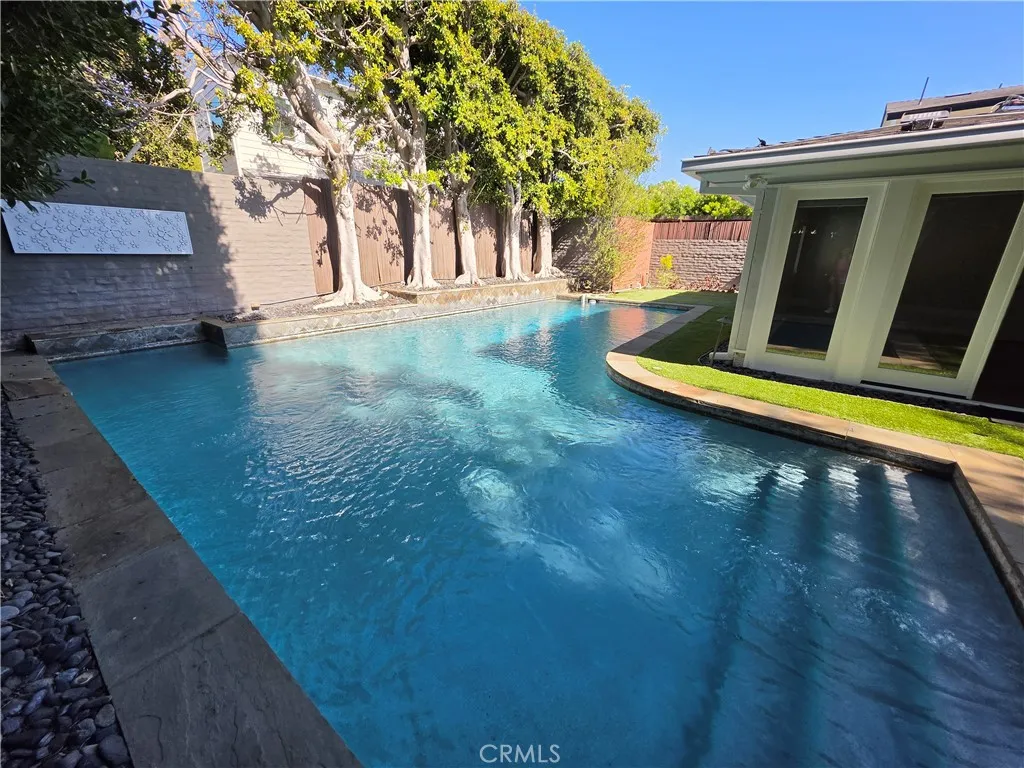 310 S Thurston, Los Angeles, CA 90049 - Main photo, Los Angeles, CA