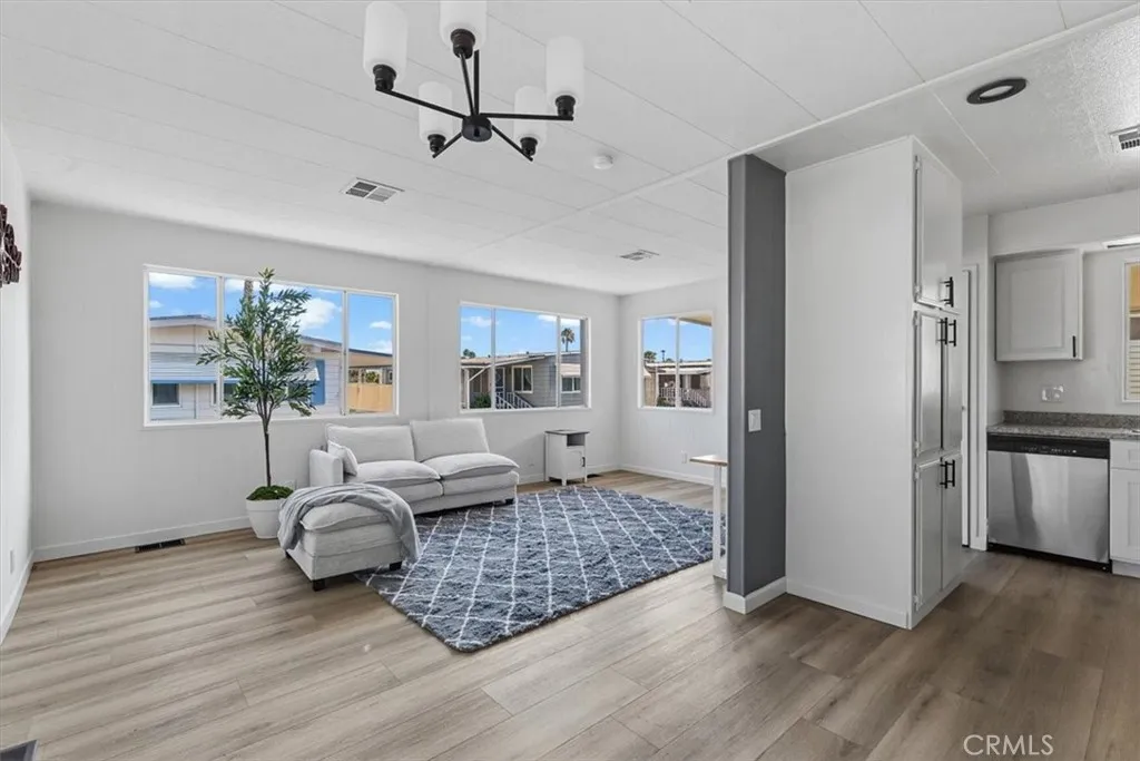 https://cdn.realtyfeed.com/cdn/127/306774252/5bb248a97f0ac9f8017358f29d2908bd.webp