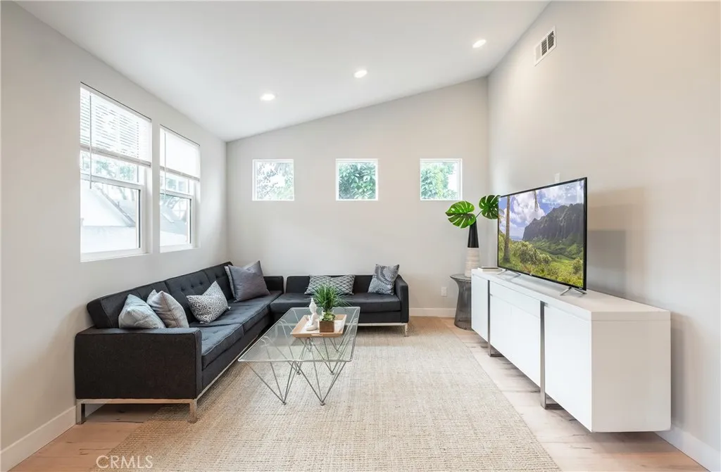 4039 Clayton Avenue, Los Angeles, CA 90027 - Photo 3 of 26, Los Angeles, CA