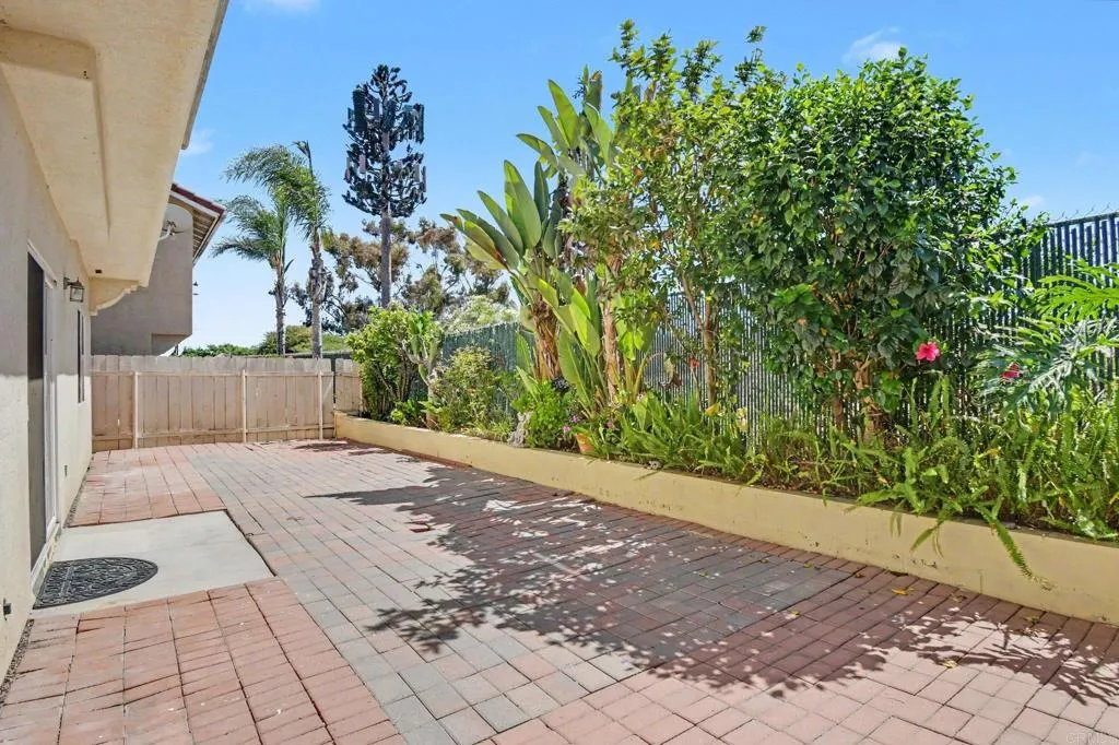 https://cdn.realtyfeed.com/cdn/127/306775362/64205bb3a4f94de1d24e14d86a04d393.webp