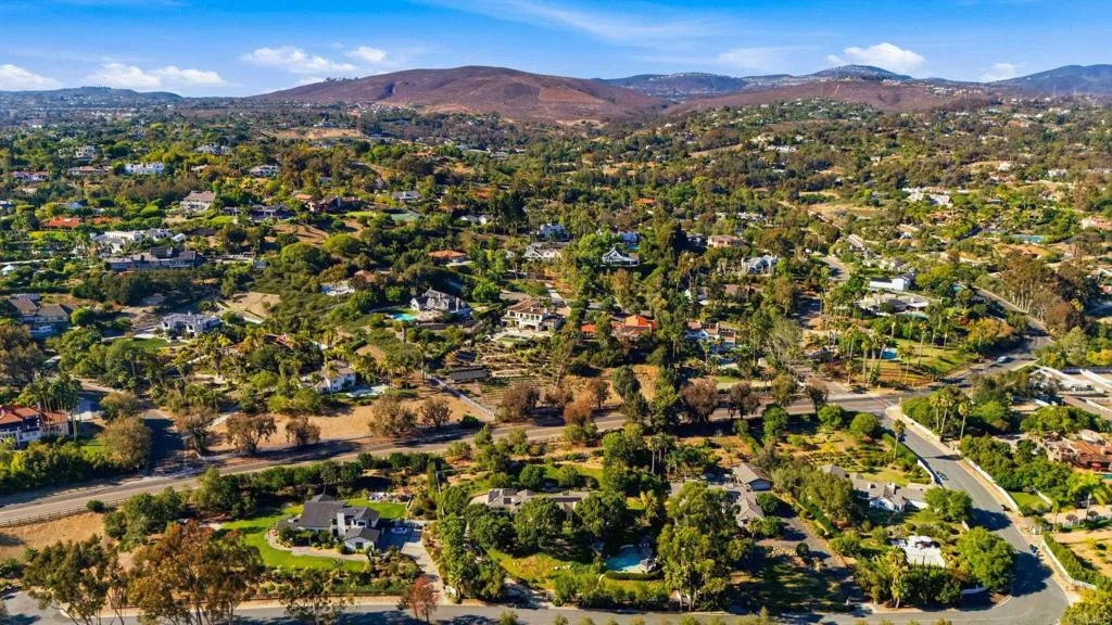https://cdn.realtyfeed.com/cdn/127/306775455/4b3a37ee0ce04796173b6008f3792a7a.webp
