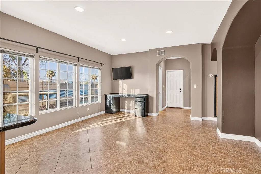 https://cdn.realtyfeed.com/cdn/127/306775840/faac41e6467efe4592cbb8a3a3629ca1.webp
