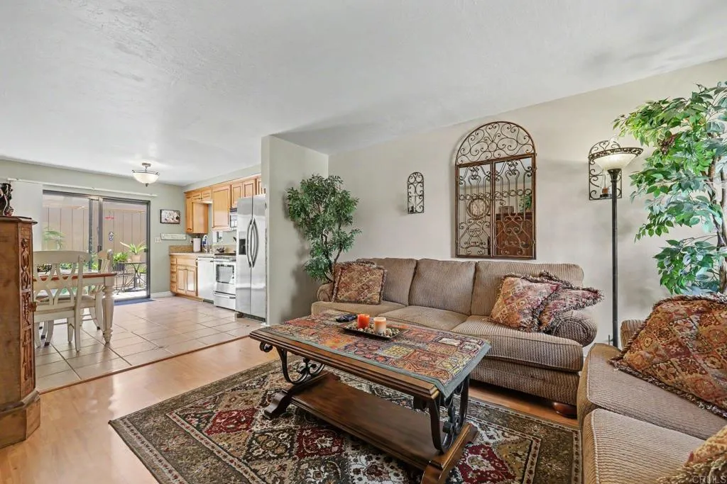https://cdn.realtyfeed.com/cdn/127/306775846/e2e042593476404f6fc002e93aede549.webp